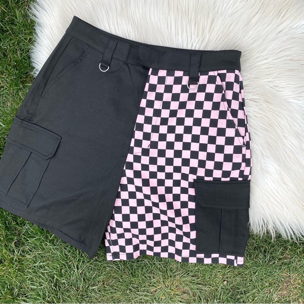 HOT TOPIC black pink split checkered goth bermuda shorts large high rise